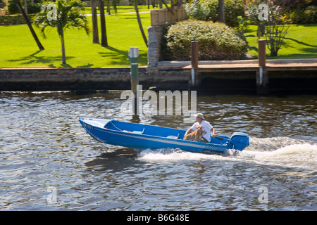 Mensch und Hund in kleinen Boot auf dem New River in Fort Lauderdale Florida Stockfoto