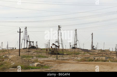 Öl-Bohrtürme am Ufer in der Nähe von Baku Aserbaidschan Stockfoto