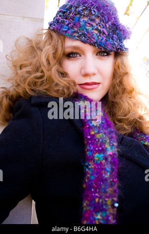 Kaukasischen Frauen tragen lila Strick Mütze und Schal - USA Stockfoto