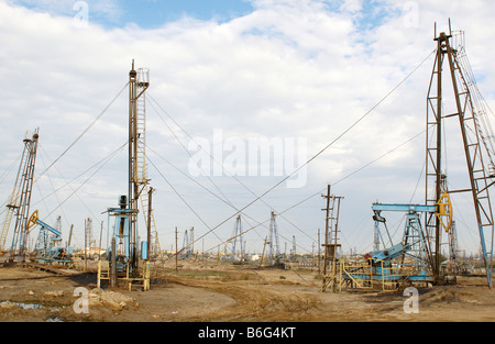 Öl-Bohrtürme am Ufer in der Nähe von Baku Aserbaidschan Stockfoto