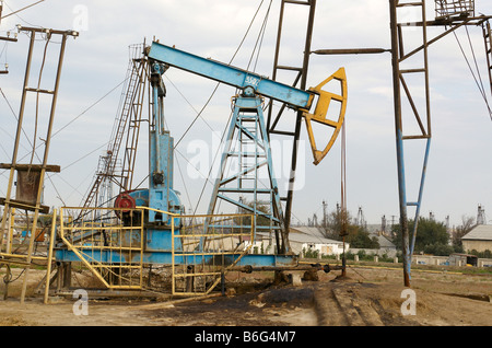 Öl-Bohrtürme am Ufer in der Nähe von Baku Aserbaidschan Stockfoto