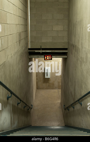 Treppe bis hin zu Keller und Ausfahrt Stockfoto