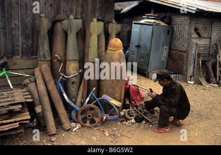 Ein Schrotthändler Metall und Schrottplatz mit US-Vietnam-Krieg-Ära War Schrott, Streubomben Gehäuse und Raketen, Phonsavan, Laos Stockfoto