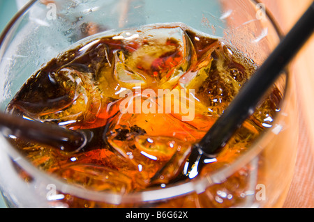 Rum und Cola mit Eis in ein Glas Stockfoto