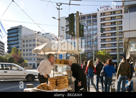 Ein Koulouri gezüchtet Ringe Anbieter in Omonia-Platz im Zentrum von Athen Griechenland Stockfoto