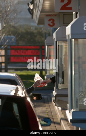 Fahrer-Sammelsack Essen bei McDonalds Fastfood durchfahren Restaurant, UK Stockfoto