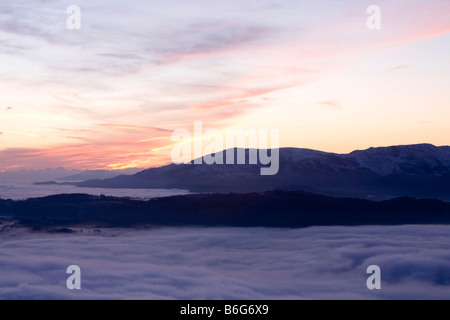 Tal-Nebel über den Coniston Fells von Wansfell Pike in der Seenplatte-UK Stockfoto