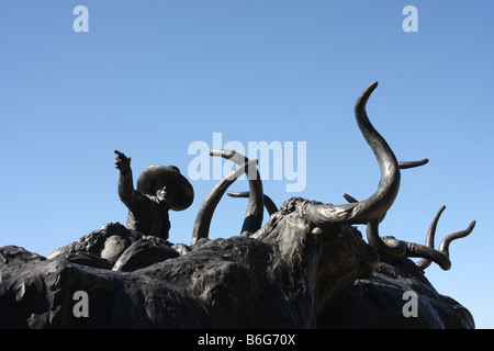 Bronzestatue von Texas Longhorn Rindern wird durch ein Cowboy zu Pferd in der Nähe von Forth Wert Stockyards getrieben Stockfoto