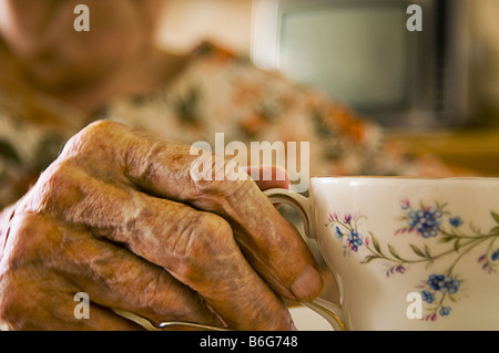 Alte faltige Hand ältere Frau mit Teetasse Stockfoto