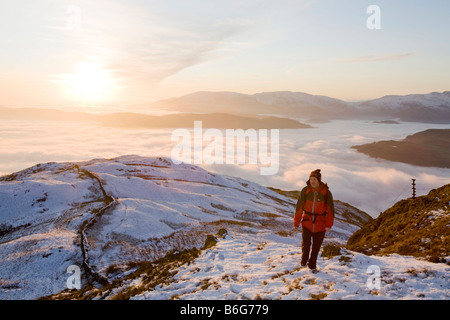 Ein Walker auf Wansfell Hecht in Lake District Großbritannien mit Tal Nebel unten Stockfoto