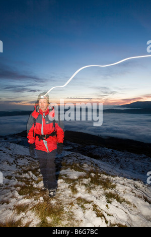 Ein Walker auf Wansfell Hecht in Lake District Großbritannien mit Tal Nebel unten Stockfoto