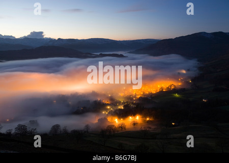 Tal-Nebel über Ambleside aus Wansfell Hecht in der Seenplatte-UK Stockfoto