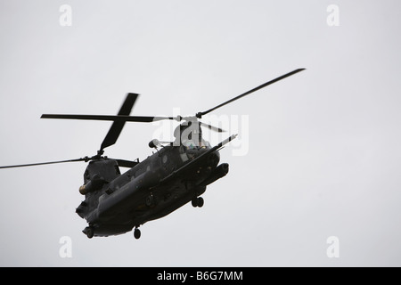 CH-47 Chinook-Hubschrauber im Flug Stockfoto