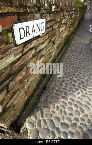 Das Drang ist eine schmale gepflasterte Gasse im beliebten Einkaufsviertel von Padstow, Cornwall, Großbritannien. Drang ist der Ortsname für eine Gasse. Stockfoto