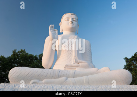 Große sitzende Figur des Buddha, Mihintale, Sri Lanka, Asien Stockfoto