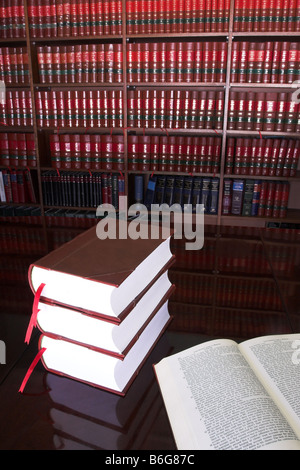 Juristische Bücher auf Tisch South African Law Reports Stockfoto