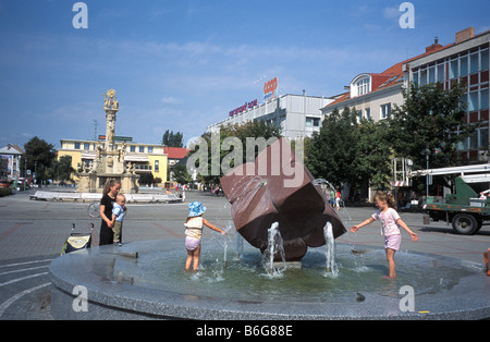 Kinder spielen in den Brunnen auf dem Platz im Zentrum von Nove Zamky Slowakei Stockfoto