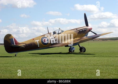 Seitenansicht von einer Spitfire-LF.Vc.JG891 auf dem Boden in Duxford Air Field an einem sonnigen Tag Stockfoto