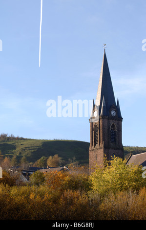 EIN JET FLUGZEUGE DAMPF TRAIL ÜBER CHRIST CHURCH IN EBBW VALE SOUTH WALES UK Stockfoto