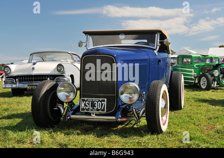 1932 Ford Modell B Highboy Hotrod mit 1956 Ford hinter Stockfoto