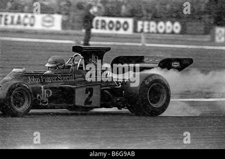 Schwedische Grand-Prix-Fahrer Ronnie Peterson dreht sich die Reifen an seinem Lotus JPS 72 im Schnee Silverstone, 1973, Int.-Trophäe Stockfoto