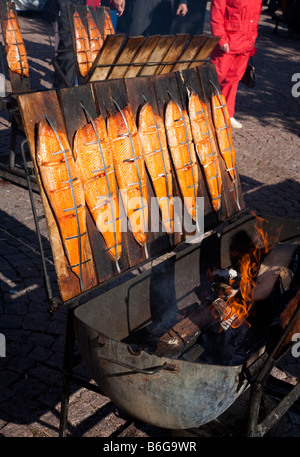 Langsam gekocht Lachsfilets über offenem Feuer außerhalb an Kalaryssäys Kalaryssaeys Markt Messe in Kuopio Finnland Stockfoto