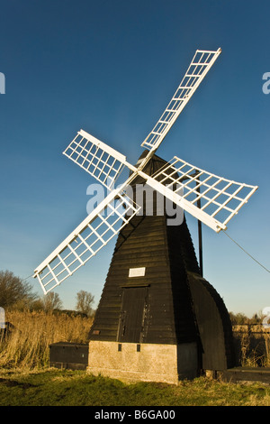 Hölzerne Windpumpe am Rande der Segge Fen bei Wicken Fen NNR, Cambridgeshire, England, UK Stockfoto