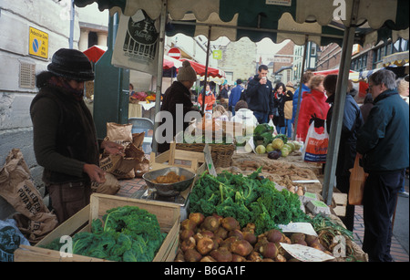 Gemüse für den Verkauf in Stroud Bauernmarkt in gloucestershire Stockfoto