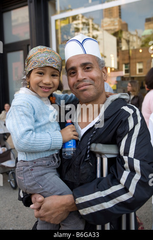 Restaurant-Besitzer mit seiner Tochter auf der Straße während der atlantischen Antic Strassenfest in Brooklyn New York Stockfoto