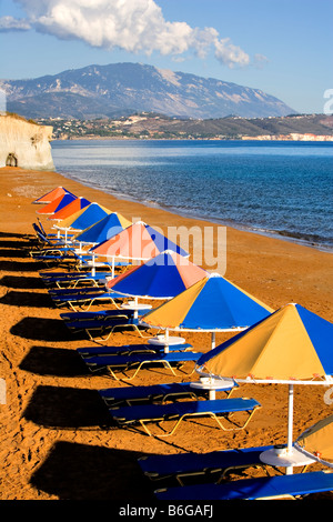 XI-Strand-Sonnenschirme in Abendsonne Kefalonia Griechenland Stockfoto