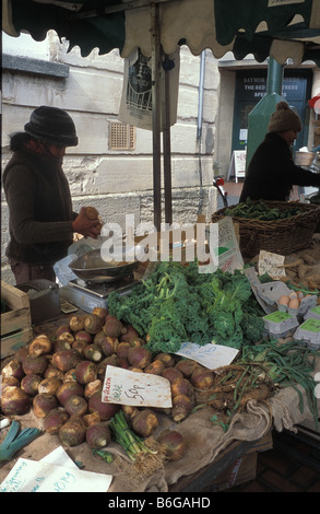 Gemüse für den Verkauf in Stroud Bauernmarkt in gloucestershire Stockfoto