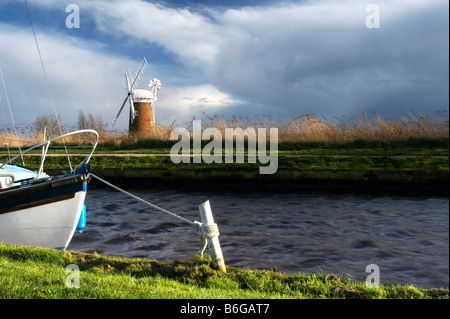 Horsey Windpumpe & Segelboot auf den Norfolk Broads Stockfoto