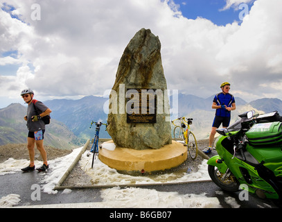 Radfahrer, Radfahrer, die auf dem Gipfel des Col de la Bonette, Alpes Maritimes, Provence, Frankreich Stockfoto