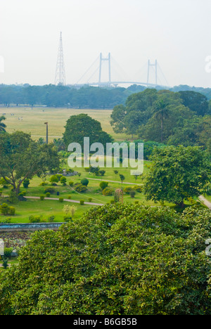 Maidain, Kolkata, mit der Vidyasagar Setu-Brücke in der Ferne Stockfoto