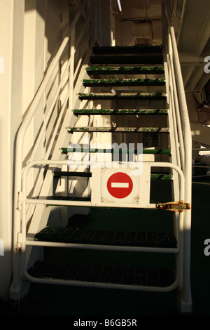 Stop-Schild auf Treppe eines Schiffes Stockfoto