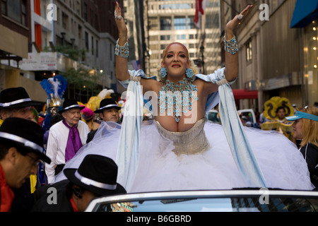 2008 hispanische Day Parade auf der 5th Avenue NYC. Evita Peron-Imitator Stockfoto