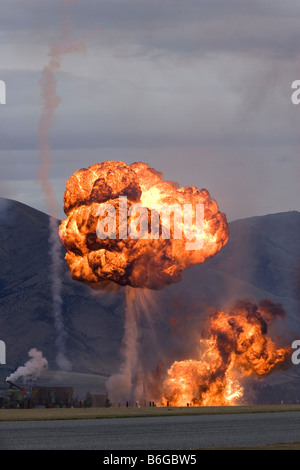 Kontrollierte Explosionen in Warbirds Over Wanaka Airshow Otago South Island Neuseeland Stockfoto