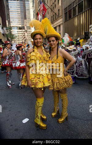 2008 Hispanic Day Parade auf der 5th Ave NYC Portrait zweier Frauen im Kostüm Bolivien in der Parade vertreten Stockfoto