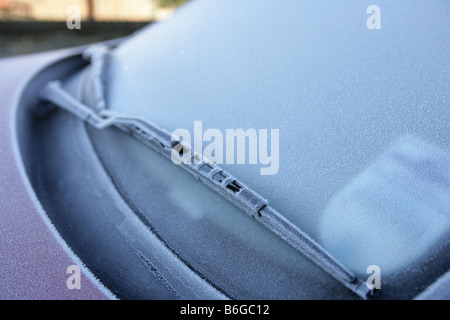 Eine gefrorene Windschutzscheibe eines Autos Stockfoto