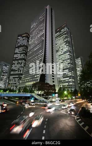 Japan Tokyo Shinjuku Wolkenkratzer Nachtverkehr Stockfoto