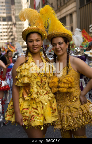 2008 Hispanic Day Parade auf der 5th Ave NYC Portrait zweier Frauen im Kostüm Bolivien in der Parade vertreten Stockfoto