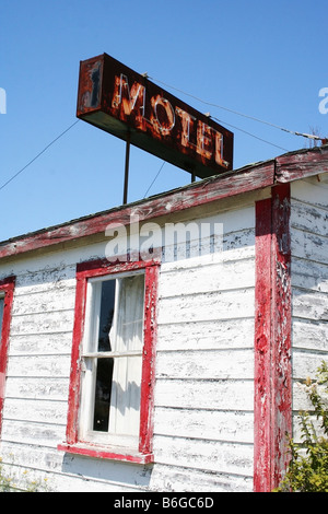 Verfallenden Zeichen und den Bau von einem verlassenen motel Stockfoto