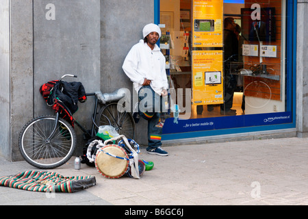 Straßenmusiker Schlagzeuger Musik schwarzer Mann Trommeln spielen Trommel auf Straße von Rotterdam, Niederlande Stockfoto