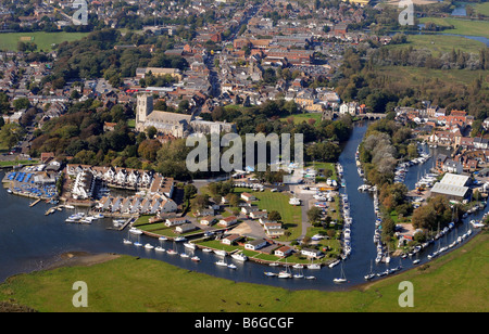 Christchurch, Dorset, UK. Das Stadtzentrum, einschließlich Christchurch Priory und den Fluss Avon. Stockfoto