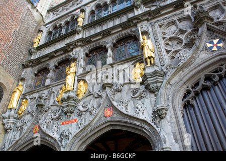 Der Eingang zur romanischen Basilika der Heiligen Blut Heilig ansehen Basiliek in Brugge Brügge, Belgien. Stockfoto