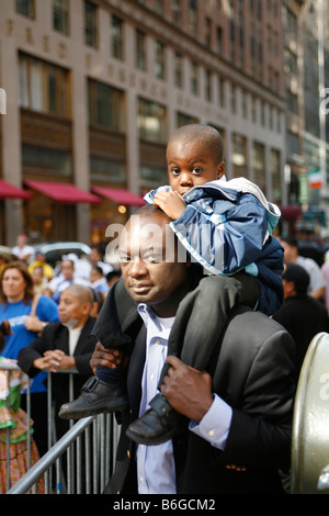 2008 Hispanic Day Parade auf der 5th Avenue NYC Vater und Sohn beobachten die jährliche Hispanic-Day-Parade in New York City Stockfoto
