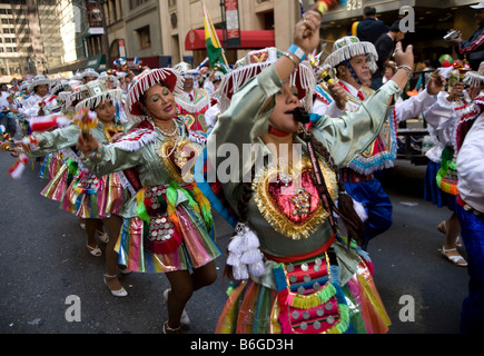 2008 Hispanic Day Parade auf der 5th Avenue NYC kostümierten Teilnehmern vertreten Bolivien in den Jährlichen Hispanic Parade Stockfoto