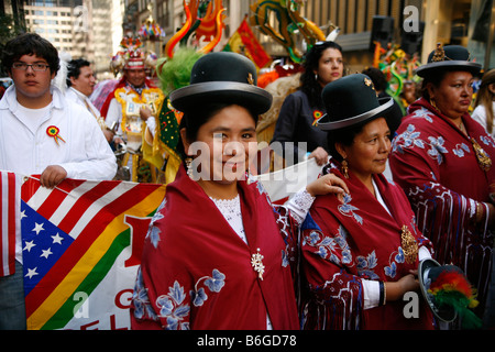 2008 Hispanic Day Parade auf der 5th Avenue NYC kostümierten Teilnehmern vertreten Bolivien in den Jährlichen Hispanic Parade Stockfoto
