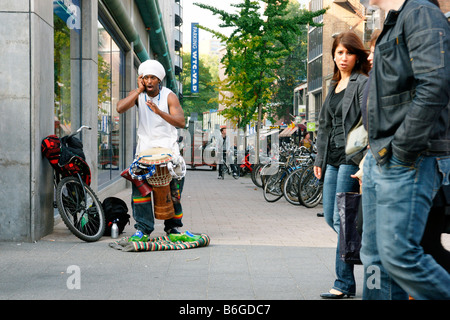 Straßenmusiker Schlagzeuger Musik schwarzer Mann Trommeln spielen Trommel auf Straße von Rotterdam, Niederlande Stockfoto