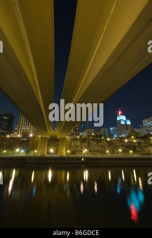 Die Skyline von St. Paul, MN unter der Wabasha St.-Brücke aus betrachtet, und spiegelt sich in den ruhigen Gewässern des Mississippi. Stockfoto